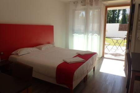 Les Jardins D'Athena Aparthotel Éguilles Екстериор снимка